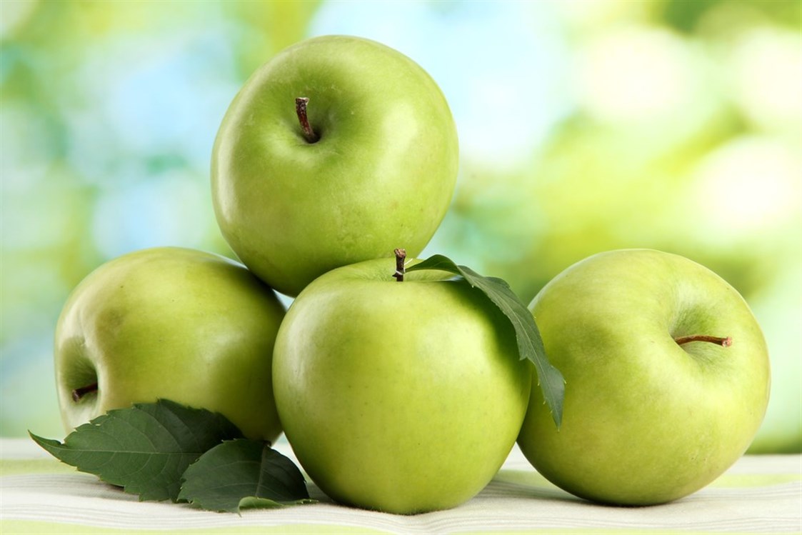 Яблоня сочное. Яблоки Грин Грин. Яблоки зеленые. Зеленые яблоки на столе. Сочное яблоко.